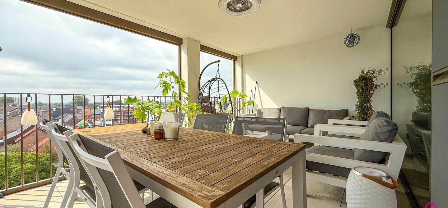 Bij ImmoFusion 7/7 “open huis”: klik op onze 3D-TOUR.
Ervaar vastgoed alsof je er zelf doorloopt!

Welkom op de Blijkstraat 39/14 in het bruisende centrum van Beringen, waar comfort, luxe en ruimte samenkomen op het 6de verdiep van een recente residen