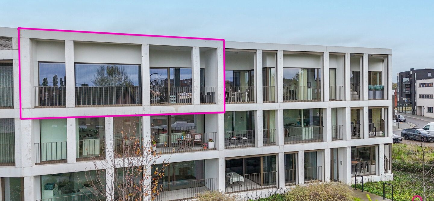 Bij ImmoFusion 7/7 “open huis”: klik op onze 3D-TOUR.
Ervaar vastgoed alsof je er zelf doorloopt!
Ontdek dit moderne en energiezuinige appartement aan de August Cuppensstraat 6 bus C05 in het hart van Beringen. Dit instapklaar appartement uit 2021 bi
