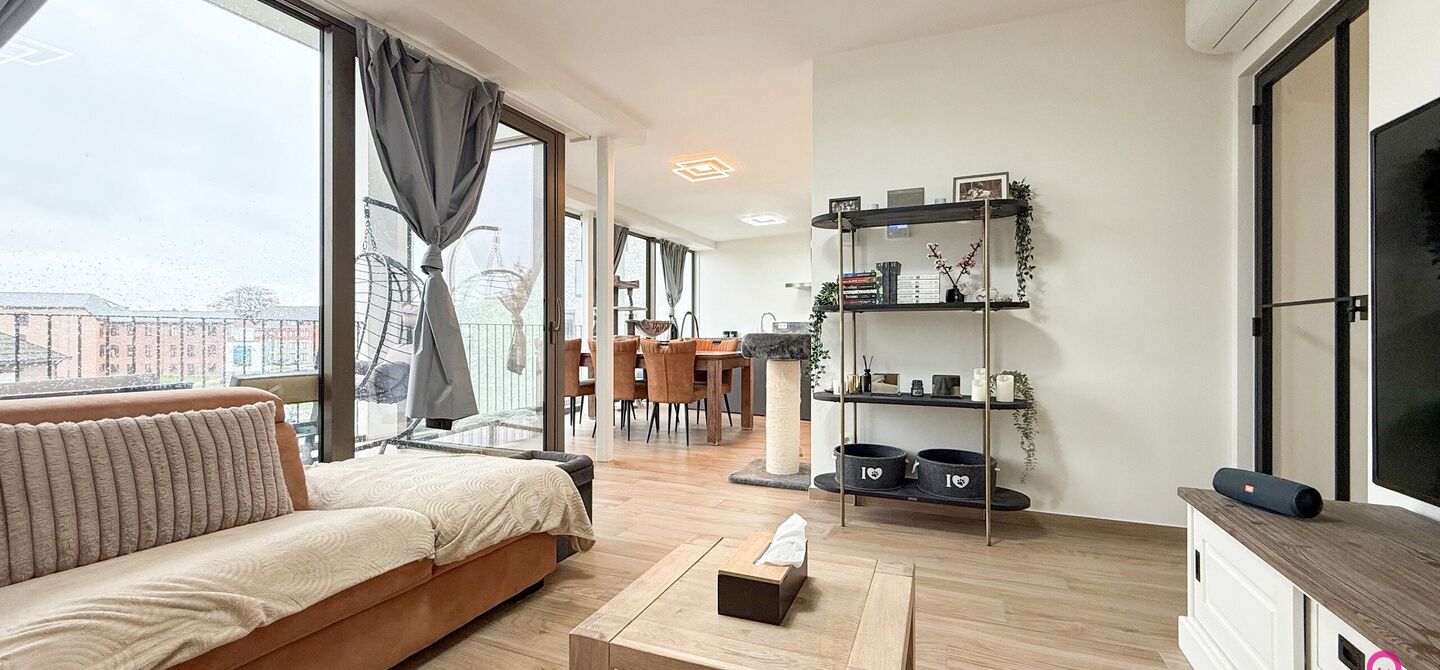 Bij ImmoFusion 7/7 “open huis”: klik op onze 3D-TOUR.
Ervaar vastgoed alsof je er zelf doorloopt!
Ontdek dit moderne en energiezuinige appartement aan de August Cuppensstraat 6 bus C05 in het hart van Beringen. Dit instapklaar appartement uit 2021 bi