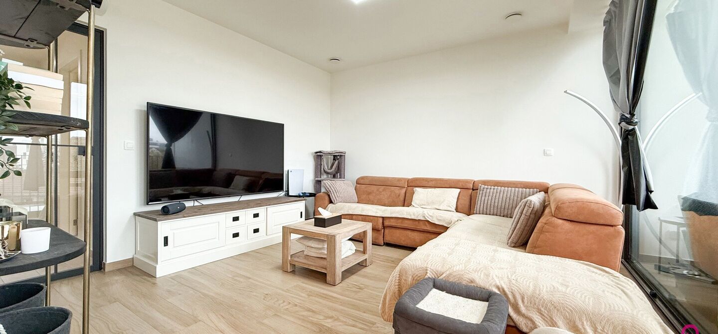 Bij ImmoFusion 7/7 “open huis”: klik op onze 3D-TOUR.
Ervaar vastgoed alsof je er zelf doorloopt!
Ontdek dit moderne en energiezuinige appartement aan de August Cuppensstraat 6 bus C05 in het hart van Beringen. Dit instapklaar appartement uit 2021 bi