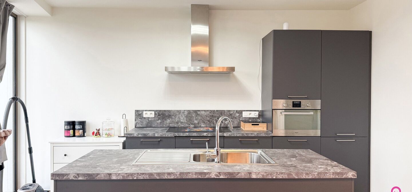 Bij ImmoFusion 7/7 “open huis”: klik op onze 3D-TOUR.
Ervaar vastgoed alsof je er zelf doorloopt!
Ontdek dit moderne en energiezuinige appartement aan de August Cuppensstraat 6 bus C05 in het hart van Beringen. Dit instapklaar appartement uit 2021 bi