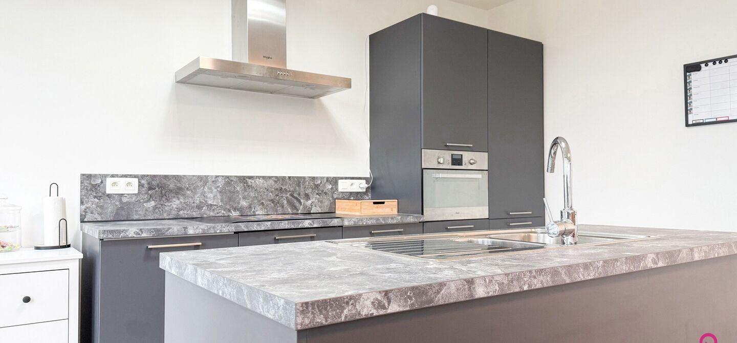 Bij ImmoFusion 7/7 “open huis”: klik op onze 3D-TOUR.
Ervaar vastgoed alsof je er zelf doorloopt!
Ontdek dit moderne en energiezuinige appartement aan de August Cuppensstraat 6 bus C05 in het hart van Beringen. Dit instapklaar appartement uit 2021 bi