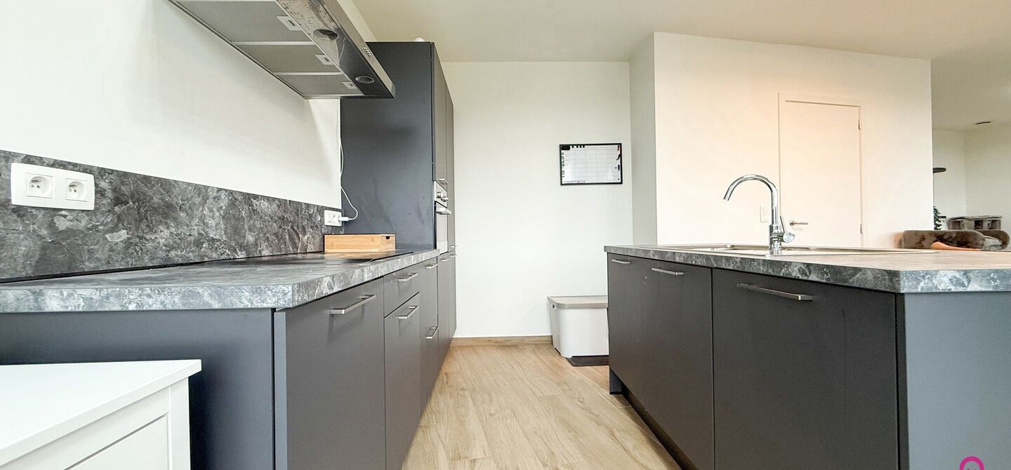 Bij ImmoFusion 7/7 “open huis”: klik op onze 3D-TOUR.
Ervaar vastgoed alsof je er zelf doorloopt!
Ontdek dit moderne en energiezuinige appartement aan de August Cuppensstraat 6 bus C05 in het hart van Beringen. Dit instapklaar appartement uit 2021 bi