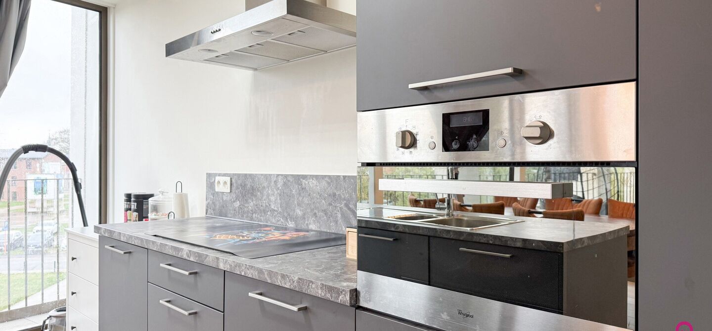 Bij ImmoFusion 7/7 “open huis”: klik op onze 3D-TOUR.
Ervaar vastgoed alsof je er zelf doorloopt!
Ontdek dit moderne en energiezuinige appartement aan de August Cuppensstraat 6 bus C05 in het hart van Beringen. Dit instapklaar appartement uit 2021 bi