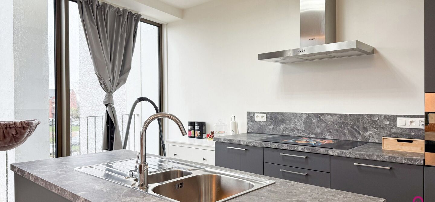 Bij ImmoFusion 7/7 “open huis”: klik op onze 3D-TOUR.
Ervaar vastgoed alsof je er zelf doorloopt!
Ontdek dit moderne en energiezuinige appartement aan de August Cuppensstraat 6 bus C05 in het hart van Beringen. Dit instapklaar appartement uit 2021 bi