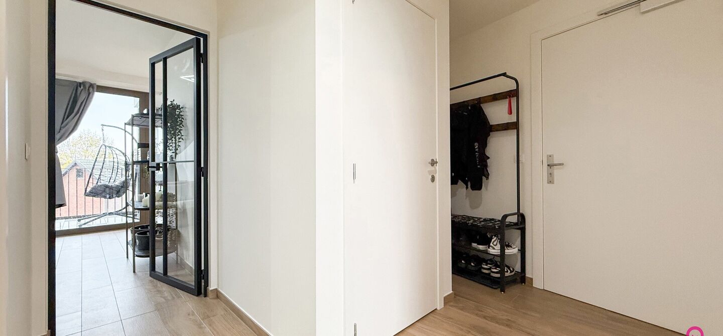 Bij ImmoFusion 7/7 “open huis”: klik op onze 3D-TOUR.
Ervaar vastgoed alsof je er zelf doorloopt!
Ontdek dit moderne en energiezuinige appartement aan de August Cuppensstraat 6 bus C05 in het hart van Beringen. Dit instapklaar appartement uit 2021 bi