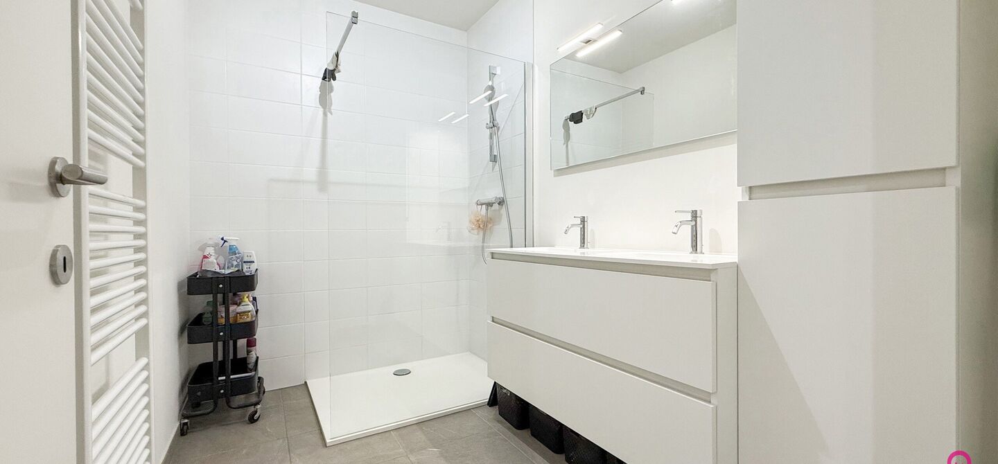 Bij ImmoFusion 7/7 “open huis”: klik op onze 3D-TOUR.
Ervaar vastgoed alsof je er zelf doorloopt!
Ontdek dit moderne en energiezuinige appartement aan de August Cuppensstraat 6 bus C05 in het hart van Beringen. Dit instapklaar appartement uit 2021 bi