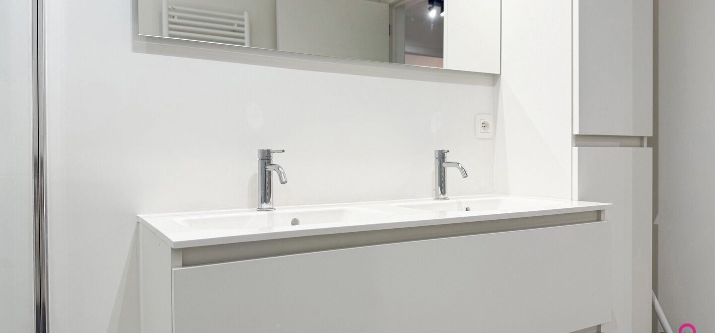 Bij ImmoFusion 7/7 “open huis”: klik op onze 3D-TOUR.
Ervaar vastgoed alsof je er zelf doorloopt!
Ontdek dit moderne en energiezuinige appartement aan de August Cuppensstraat 6 bus C05 in het hart van Beringen. Dit instapklaar appartement uit 2021 bi