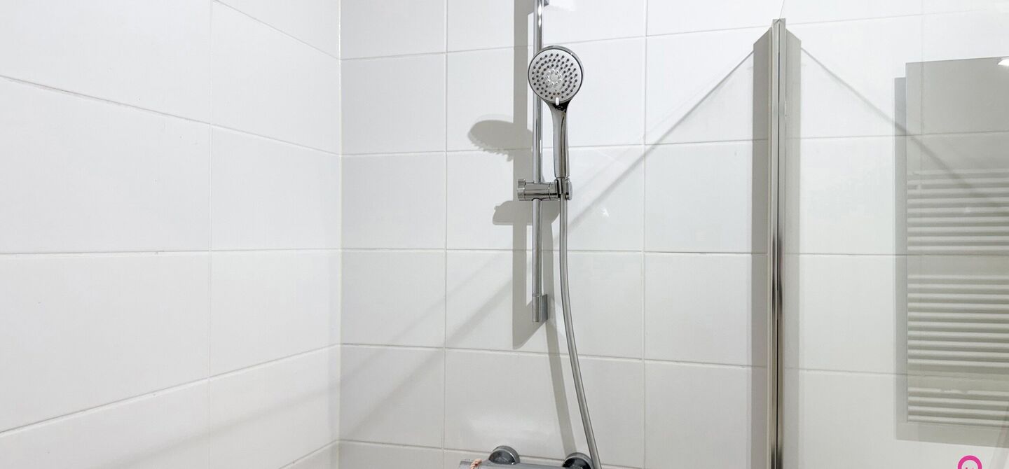 Bij ImmoFusion 7/7 “open huis”: klik op onze 3D-TOUR.
Ervaar vastgoed alsof je er zelf doorloopt!
Ontdek dit moderne en energiezuinige appartement aan de August Cuppensstraat 6 bus C05 in het hart van Beringen. Dit instapklaar appartement uit 2021 bi