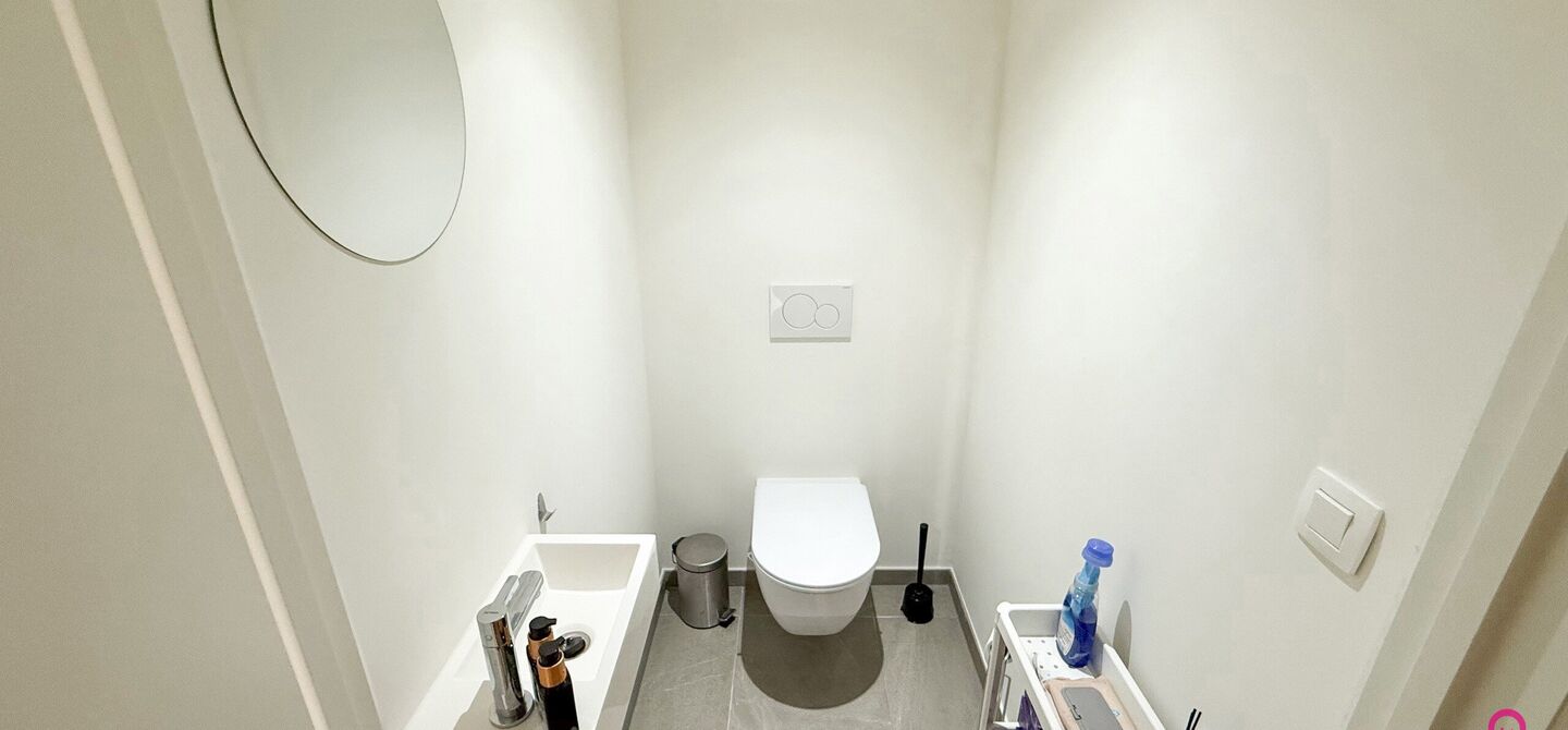 Bij ImmoFusion 7/7 “open huis”: klik op onze 3D-TOUR.
Ervaar vastgoed alsof je er zelf doorloopt!
Ontdek dit moderne en energiezuinige appartement aan de August Cuppensstraat 6 bus C05 in het hart van Beringen. Dit instapklaar appartement uit 2021 bi