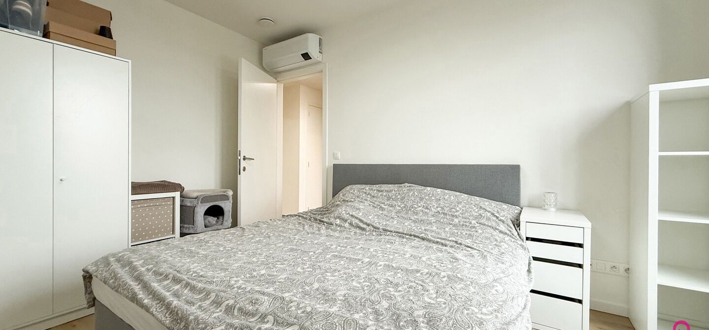 Bij ImmoFusion 7/7 “open huis”: klik op onze 3D-TOUR.
Ervaar vastgoed alsof je er zelf doorloopt!
Ontdek dit moderne en energiezuinige appartement aan de August Cuppensstraat 6 bus C05 in het hart van Beringen. Dit instapklaar appartement uit 2021 bi