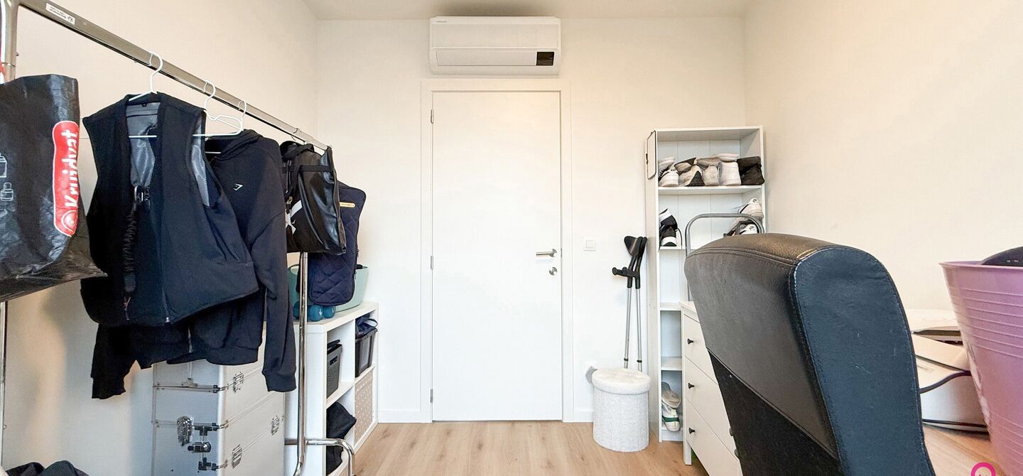 Bij ImmoFusion 7/7 “open huis”: klik op onze 3D-TOUR.
Ervaar vastgoed alsof je er zelf doorloopt!
Ontdek dit moderne en energiezuinige appartement aan de August Cuppensstraat 6 bus C05 in het hart van Beringen. Dit instapklaar appartement uit 2021 bi