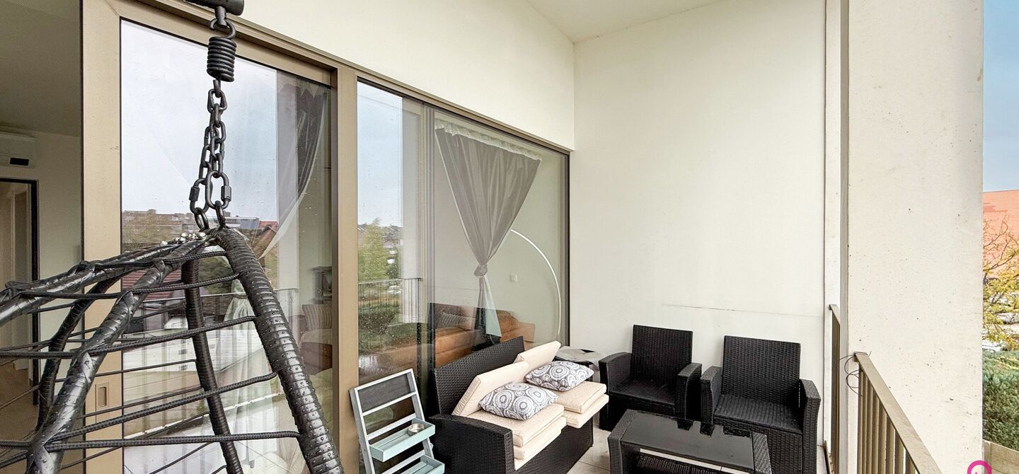 Bij ImmoFusion 7/7 “open huis”: klik op onze 3D-TOUR.
Ervaar vastgoed alsof je er zelf doorloopt!
Ontdek dit moderne en energiezuinige appartement aan de August Cuppensstraat 6 bus C05 in het hart van Beringen. Dit instapklaar appartement uit 2021 bi