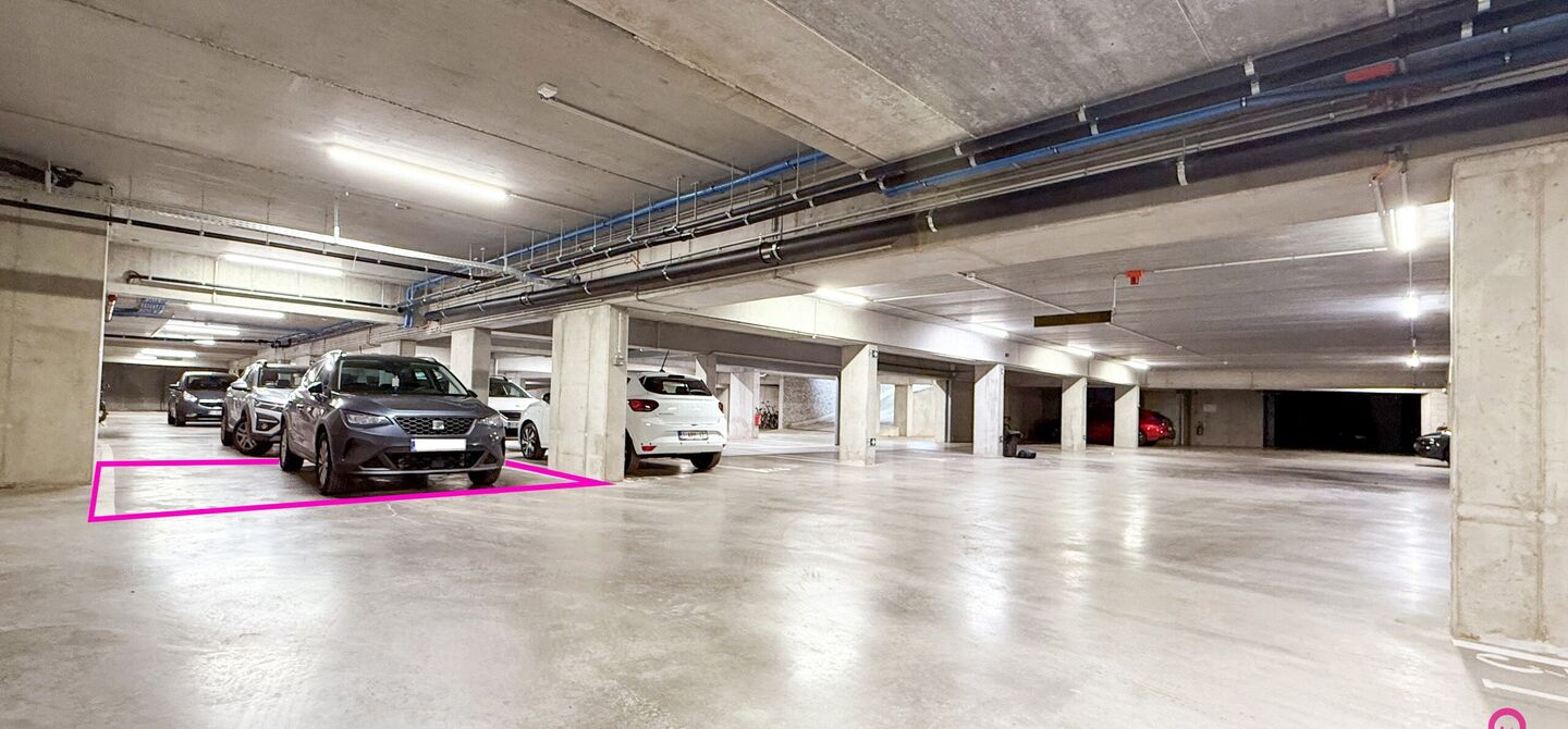 Bij ImmoFusion 7/7 “open huis”: klik op onze 3D-TOUR.
Ervaar vastgoed alsof je er zelf doorloopt!
Ontdek dit moderne en energiezuinige appartement aan de August Cuppensstraat 6 bus C05 in het hart van Beringen. Dit instapklaar appartement uit 2021 bi