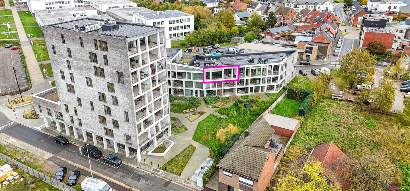 Bij ImmoFusion 7/7 “open huis”: klik op onze 3D-TOUR.
Ervaar vastgoed alsof je er zelf doorloopt!
Ontdek dit moderne en energiezuinige appartement aan de August Cuppensstraat 6 bus C05 in het hart van Beringen. Dit instapklaar appartement uit 2021 bi