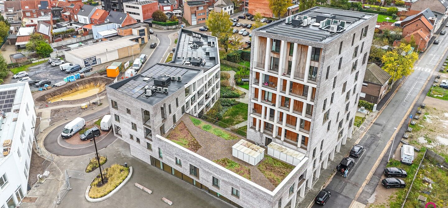 Bij ImmoFusion 7/7 “open huis”: klik op onze 3D-TOUR.
Ervaar vastgoed alsof je er zelf doorloopt!
Ontdek dit moderne en energiezuinige appartement aan de August Cuppensstraat 6 bus C05 in het hart van Beringen. Dit instapklaar appartement uit 2021 bi