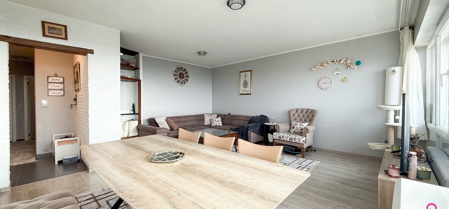 Ben jij op zoek naar een instapklaar appartement met 3 slaapkamers, een ruim terras en een prachtig uitzicht? Lees dan zeker verder.

Op de Zonneweeldelaan te Genk vinden we dit knappe appartement terug op de14de verdieping.
Het gaat hier werkelijkheid om