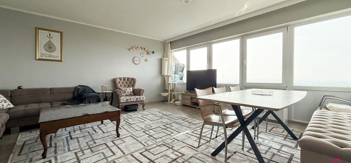 Ben jij op zoek naar een instapklaar appartement met 3 slaapkamers, een ruim terras en een prachtig uitzicht? Lees dan zeker verder.

Op de Zonneweeldelaan te Genk vinden we dit knappe appartement terug op de14de verdieping.
Het gaat hier werkelijkheid om