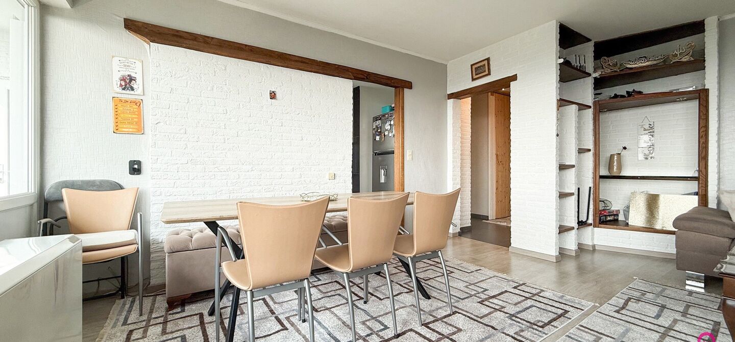 Ben jij op zoek naar een instapklaar appartement met 3 slaapkamers, een ruim terras en een prachtig uitzicht? Lees dan zeker verder.

Op de Zonneweeldelaan te Genk vinden we dit knappe appartement terug op de14de verdieping.
Het gaat hier werkelijkheid om
