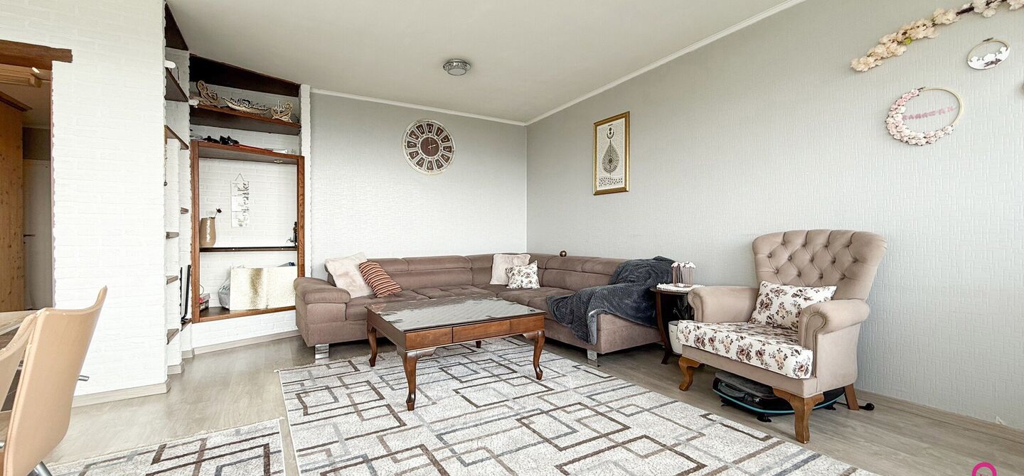 Ben jij op zoek naar een instapklaar appartement met 3 slaapkamers, een ruim terras en een prachtig uitzicht? Lees dan zeker verder.

Op de Zonneweeldelaan te Genk vinden we dit knappe appartement terug op de14de verdieping.
Het gaat hier werkelijkheid om