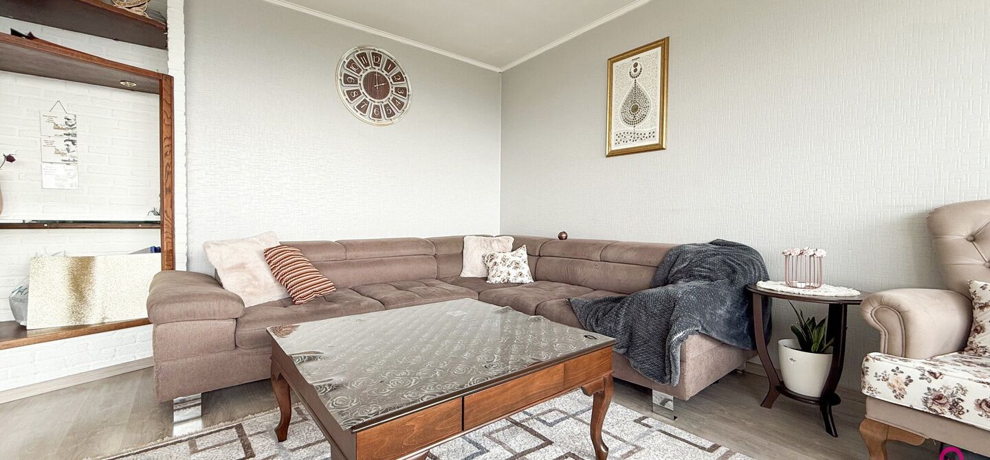 Ben jij op zoek naar een instapklaar appartement met 3 slaapkamers, een ruim terras en een prachtig uitzicht? Lees dan zeker verder.

Op de Zonneweeldelaan te Genk vinden we dit knappe appartement terug op de14de verdieping.
Het gaat hier werkelijkheid om