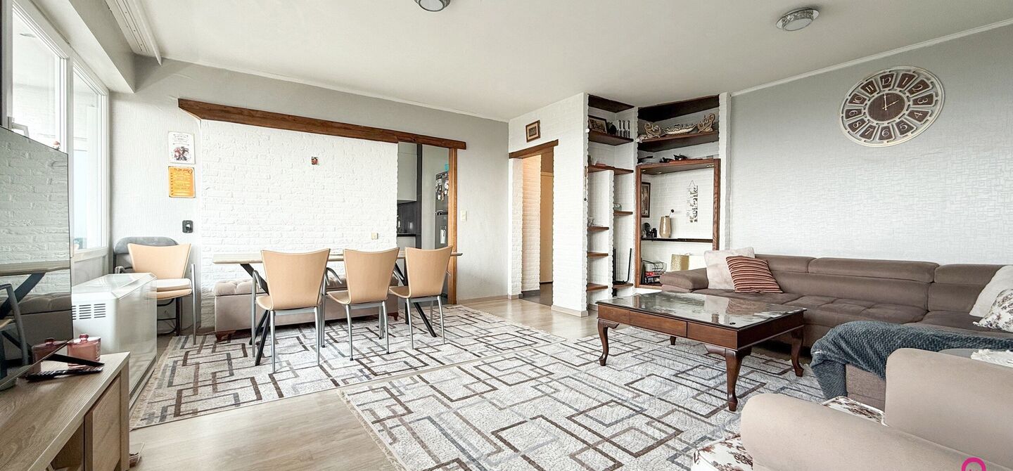 Ben jij op zoek naar een instapklaar appartement met 3 slaapkamers, een ruim terras en een prachtig uitzicht? Lees dan zeker verder.

Op de Zonneweeldelaan te Genk vinden we dit knappe appartement terug op de14de verdieping.
Het gaat hier werkelijkheid om