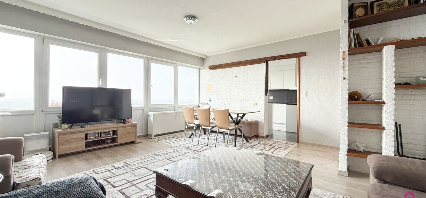 Ben jij op zoek naar een instapklaar appartement met 3 slaapkamers, een ruim terras en een prachtig uitzicht? Lees dan zeker verder.

Op de Zonneweeldelaan te Genk vinden we dit knappe appartement terug op de14de verdieping.
Het gaat hier werkelijkheid om