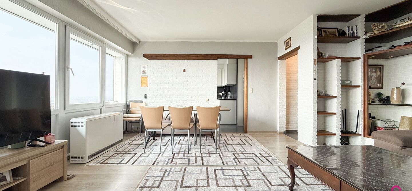 Ben jij op zoek naar een instapklaar appartement met 3 slaapkamers, een ruim terras en een prachtig uitzicht? Lees dan zeker verder.

Op de Zonneweeldelaan te Genk vinden we dit knappe appartement terug op de14de verdieping.
Het gaat hier werkelijkheid om