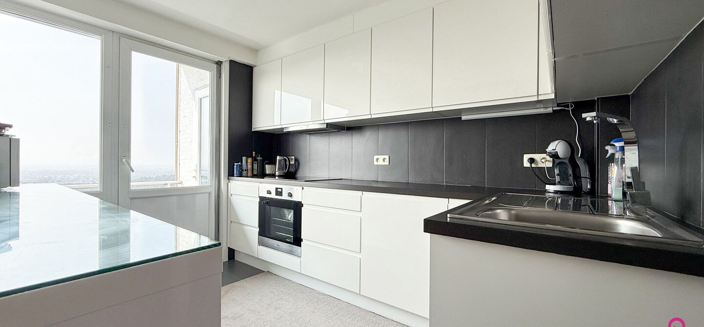 Ben jij op zoek naar een instapklaar appartement met 3 slaapkamers, een ruim terras en een prachtig uitzicht? Lees dan zeker verder.

Op de Zonneweeldelaan te Genk vinden we dit knappe appartement terug op de14de verdieping.
Het gaat hier werkelijkheid om