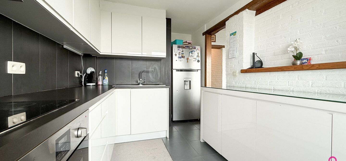 Ben jij op zoek naar een instapklaar appartement met 3 slaapkamers, een ruim terras en een prachtig uitzicht? Lees dan zeker verder.

Op de Zonneweeldelaan te Genk vinden we dit knappe appartement terug op de14de verdieping.
Het gaat hier werkelijkheid om