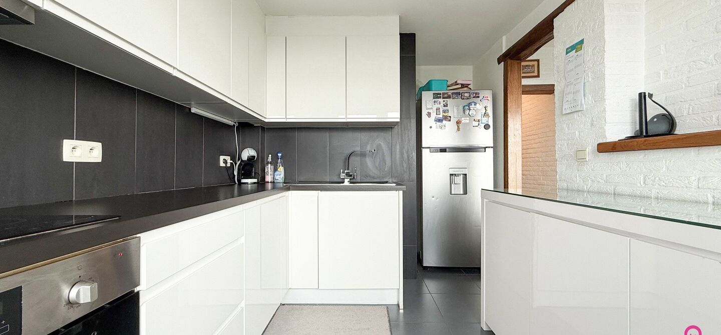 Ben jij op zoek naar een instapklaar appartement met 3 slaapkamers, een ruim terras en een prachtig uitzicht? Lees dan zeker verder.

Op de Zonneweeldelaan te Genk vinden we dit knappe appartement terug op de14de verdieping.
Het gaat hier werkelijkheid om