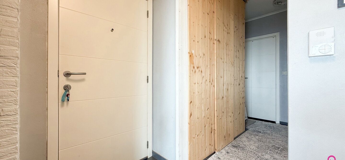 Ben jij op zoek naar een instapklaar appartement met 3 slaapkamers, een ruim terras en een prachtig uitzicht? Lees dan zeker verder.

Op de Zonneweeldelaan te Genk vinden we dit knappe appartement terug op de14de verdieping.
Het gaat hier werkelijkheid om
