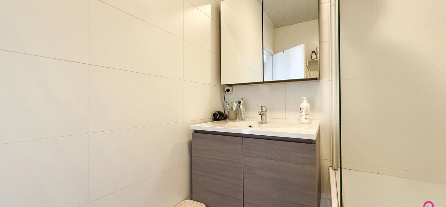 Ben jij op zoek naar een instapklaar appartement met 3 slaapkamers, een ruim terras en een prachtig uitzicht? Lees dan zeker verder.

Op de Zonneweeldelaan te Genk vinden we dit knappe appartement terug op de14de verdieping.
Het gaat hier werkelijkheid om