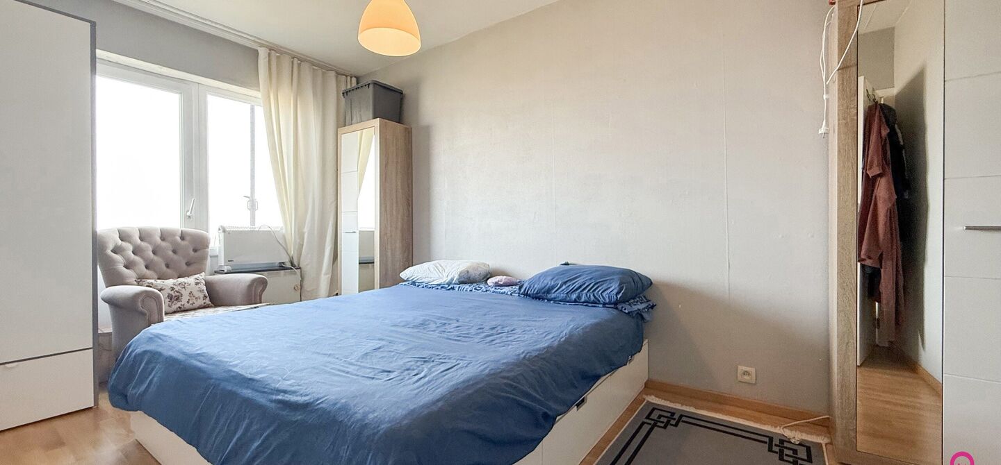 Ben jij op zoek naar een instapklaar appartement met 3 slaapkamers, een ruim terras en een prachtig uitzicht? Lees dan zeker verder.

Op de Zonneweeldelaan te Genk vinden we dit knappe appartement terug op de14de verdieping.
Het gaat hier werkelijkheid om