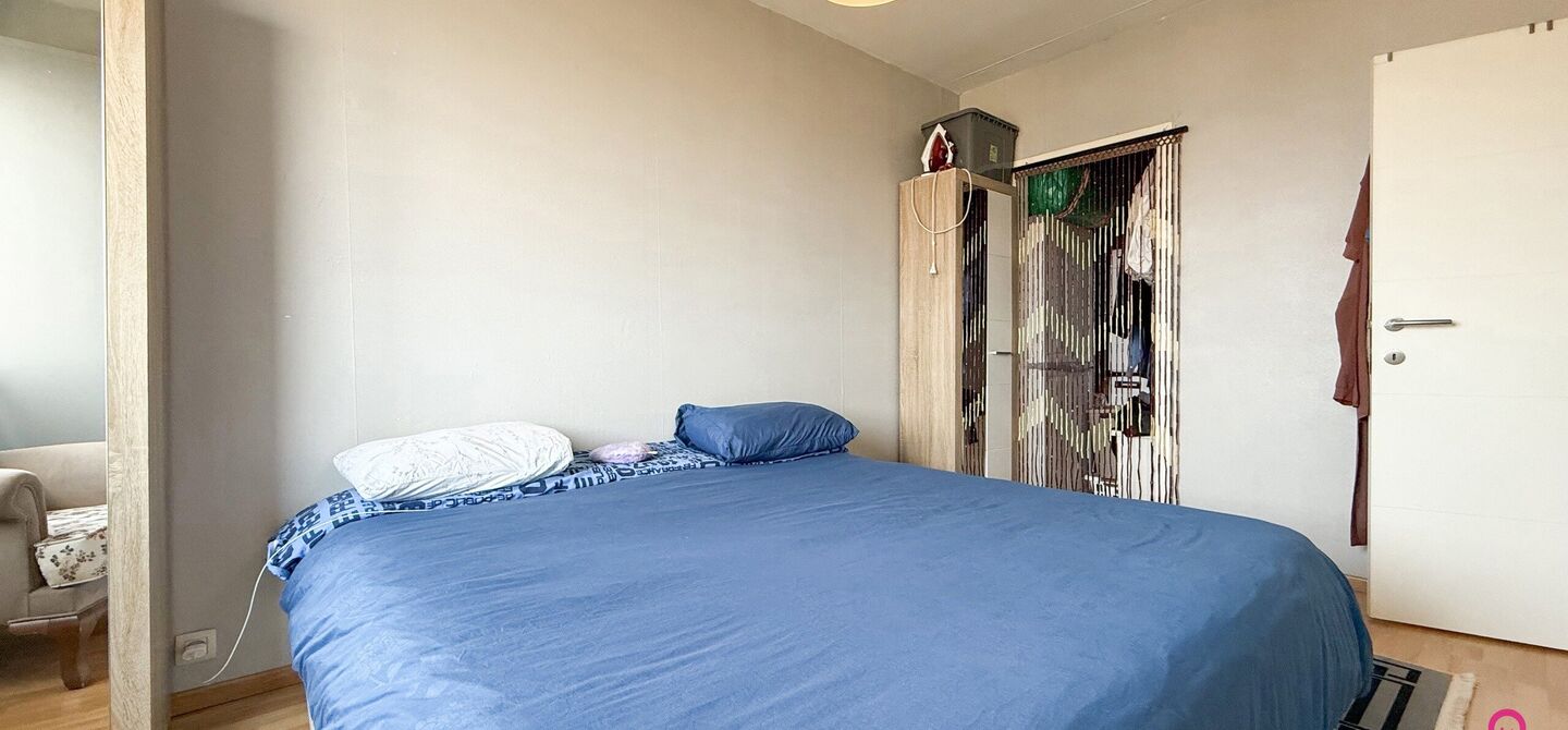 Ben jij op zoek naar een instapklaar appartement met 3 slaapkamers, een ruim terras en een prachtig uitzicht? Lees dan zeker verder.

Op de Zonneweeldelaan te Genk vinden we dit knappe appartement terug op de14de verdieping.
Het gaat hier werkelijkheid om