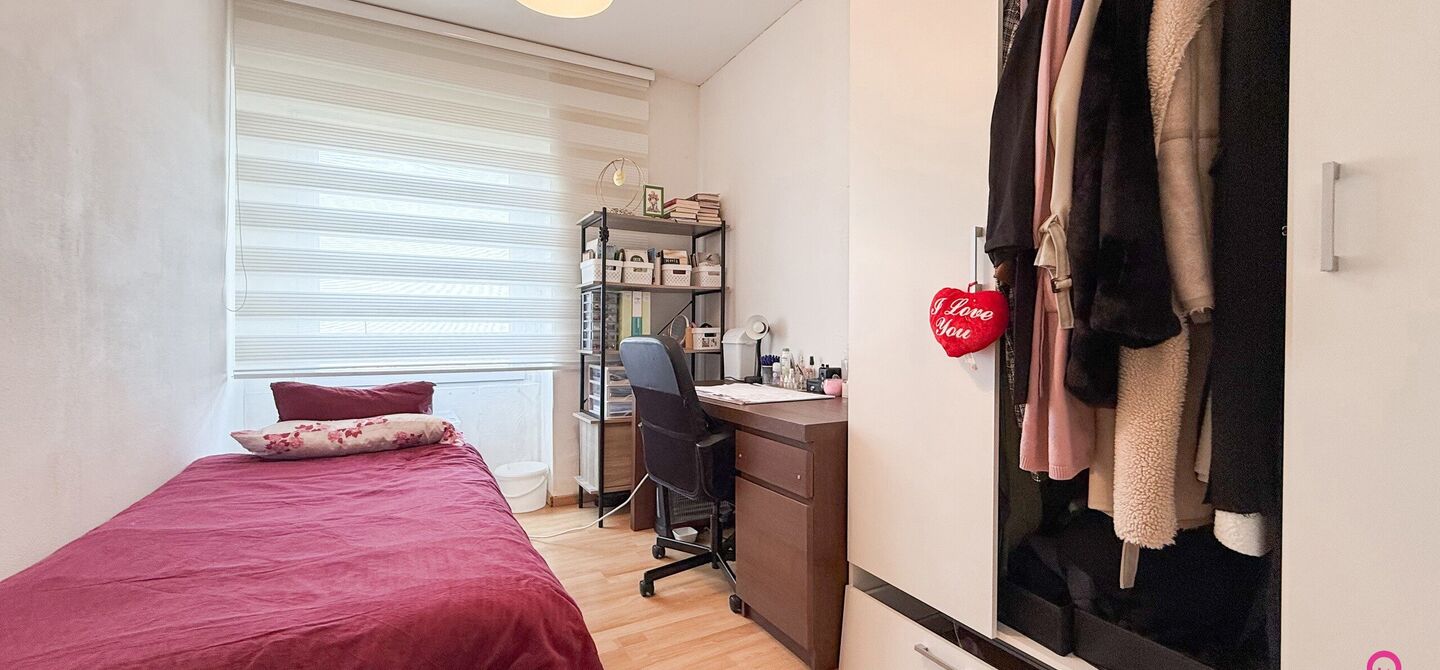 Ben jij op zoek naar een instapklaar appartement met 3 slaapkamers, een ruim terras en een prachtig uitzicht? Lees dan zeker verder.

Op de Zonneweeldelaan te Genk vinden we dit knappe appartement terug op de14de verdieping.
Het gaat hier werkelijkheid om