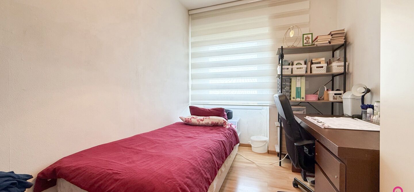 Ben jij op zoek naar een instapklaar appartement met 3 slaapkamers, een ruim terras en een prachtig uitzicht? Lees dan zeker verder.

Op de Zonneweeldelaan te Genk vinden we dit knappe appartement terug op de14de verdieping.
Het gaat hier werkelijkheid om