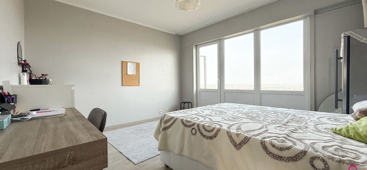Ben jij op zoek naar een instapklaar appartement met 3 slaapkamers, een ruim terras en een prachtig uitzicht? Lees dan zeker verder.

Op de Zonneweeldelaan te Genk vinden we dit knappe appartement terug op de14de verdieping.
Het gaat hier werkelijkheid om