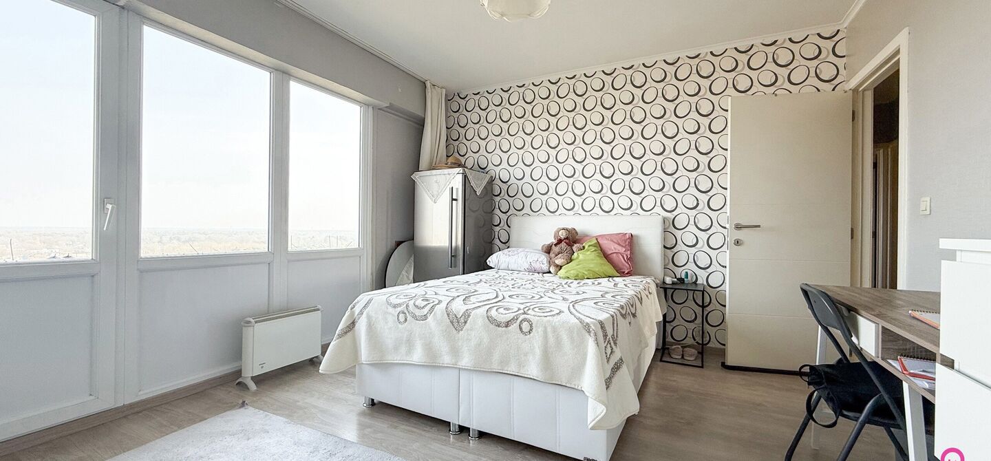 Ben jij op zoek naar een instapklaar appartement met 3 slaapkamers, een ruim terras en een prachtig uitzicht? Lees dan zeker verder.

Op de Zonneweeldelaan te Genk vinden we dit knappe appartement terug op de14de verdieping.
Het gaat hier werkelijkheid om