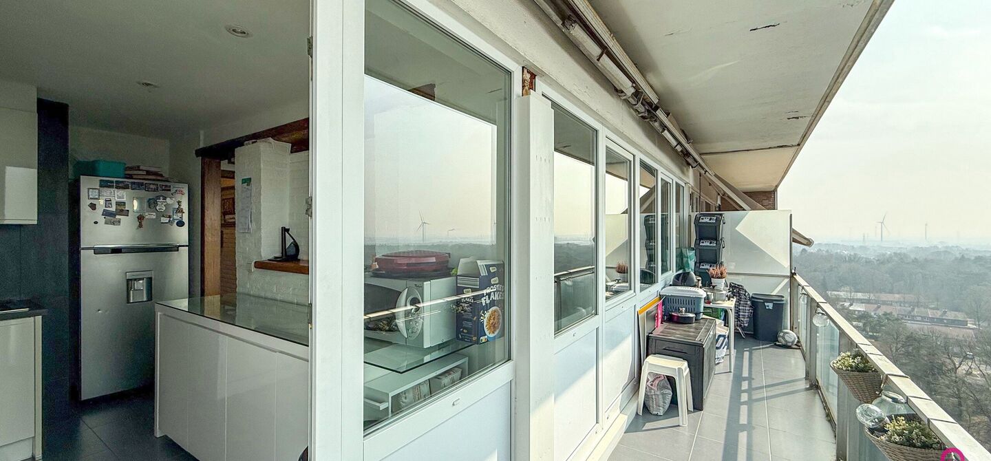 Ben jij op zoek naar een instapklaar appartement met 3 slaapkamers, een ruim terras en een prachtig uitzicht? Lees dan zeker verder.

Op de Zonneweeldelaan te Genk vinden we dit knappe appartement terug op de14de verdieping.
Het gaat hier werkelijkheid om