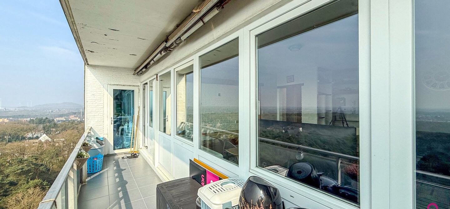 Ben jij op zoek naar een instapklaar appartement met 3 slaapkamers, een ruim terras en een prachtig uitzicht? Lees dan zeker verder.

Op de Zonneweeldelaan te Genk vinden we dit knappe appartement terug op de14de verdieping.
Het gaat hier werkelijkheid om