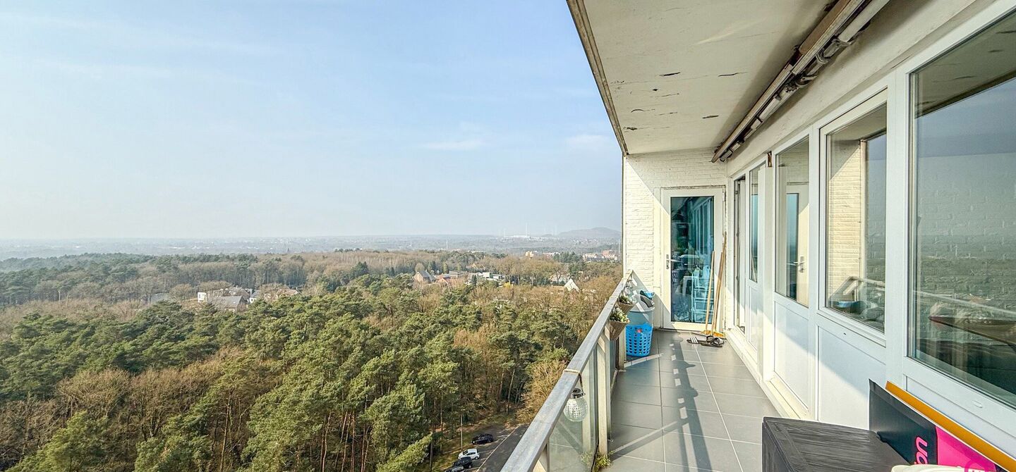 Ben jij op zoek naar een instapklaar appartement met 3 slaapkamers, een ruim terras en een prachtig uitzicht? Lees dan zeker verder.

Op de Zonneweeldelaan te Genk vinden we dit knappe appartement terug op de14de verdieping.
Het gaat hier werkelijkheid om