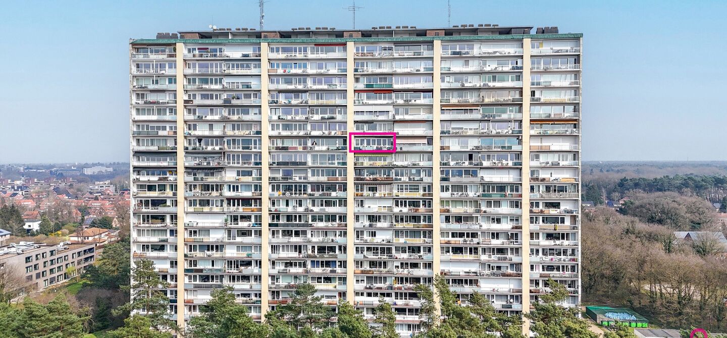 Ben jij op zoek naar een instapklaar appartement met 3 slaapkamers, een ruim terras en een prachtig uitzicht? Lees dan zeker verder.

Op de Zonneweeldelaan te Genk vinden we dit knappe appartement terug op de14de verdieping.
Het gaat hier werkelijkheid om