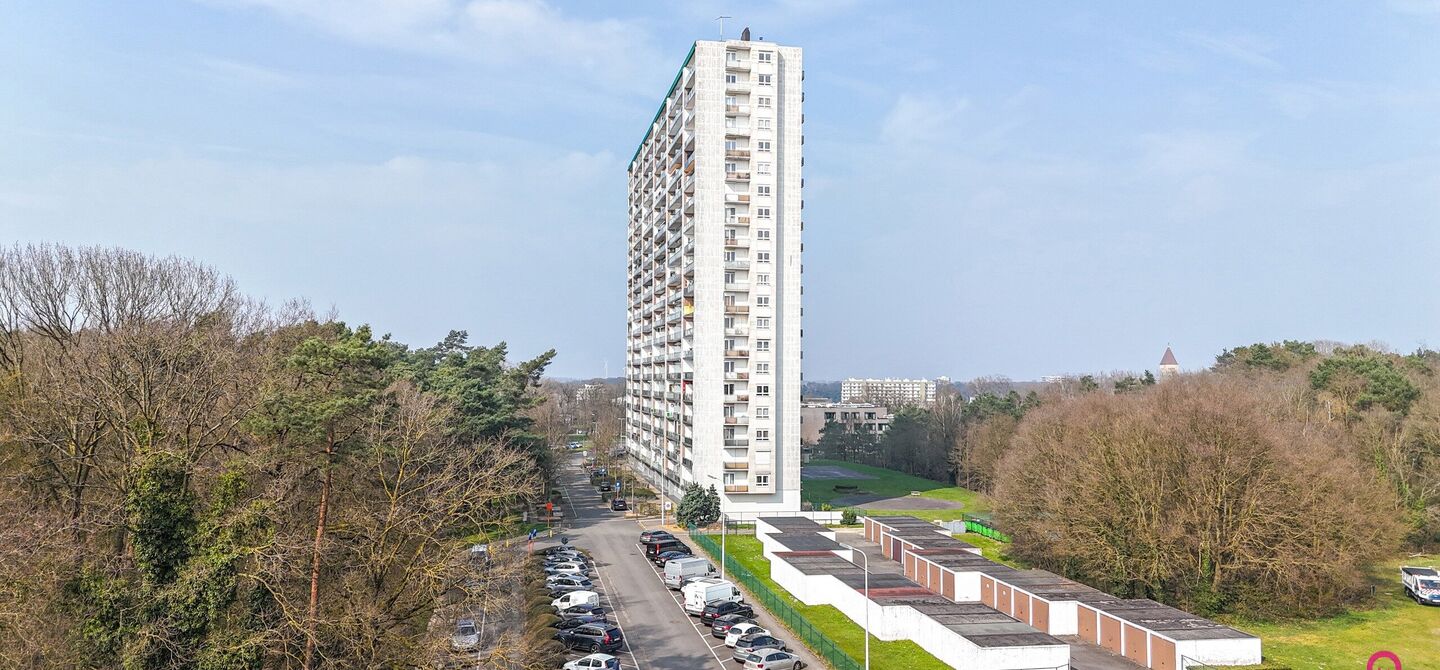 Ben jij op zoek naar een instapklaar appartement met 3 slaapkamers, een ruim terras en een prachtig uitzicht? Lees dan zeker verder.

Op de Zonneweeldelaan te Genk vinden we dit knappe appartement terug op de14de verdieping.
Het gaat hier werkelijkheid om