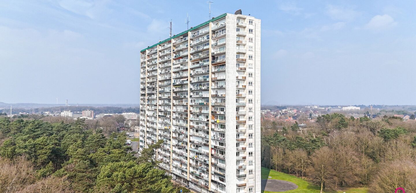 Ben jij op zoek naar een instapklaar appartement met 3 slaapkamers, een ruim terras en een prachtig uitzicht? Lees dan zeker verder.

Op de Zonneweeldelaan te Genk vinden we dit knappe appartement terug op de14de verdieping.
Het gaat hier werkelijkheid om