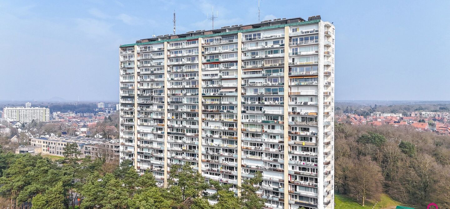 Ben jij op zoek naar een instapklaar appartement met 3 slaapkamers, een ruim terras en een prachtig uitzicht? Lees dan zeker verder.

Op de Zonneweeldelaan te Genk vinden we dit knappe appartement terug op de14de verdieping.
Het gaat hier werkelijkheid om