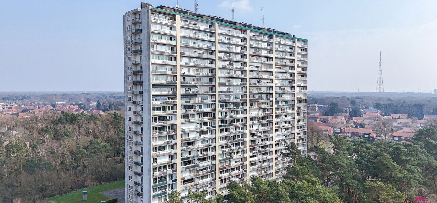 Ben jij op zoek naar een instapklaar appartement met 3 slaapkamers, een ruim terras en een prachtig uitzicht? Lees dan zeker verder.

Op de Zonneweeldelaan te Genk vinden we dit knappe appartement terug op de14de verdieping.
Het gaat hier werkelijkheid om
