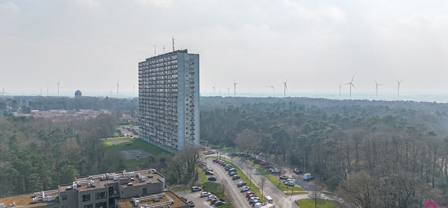 Ben jij op zoek naar een instapklaar appartement met 3 slaapkamers, een ruim terras en een prachtig uitzicht? Lees dan zeker verder.

Op de Zonneweeldelaan te Genk vinden we dit knappe appartement terug op de14de verdieping.
Het gaat hier werkelijkheid om