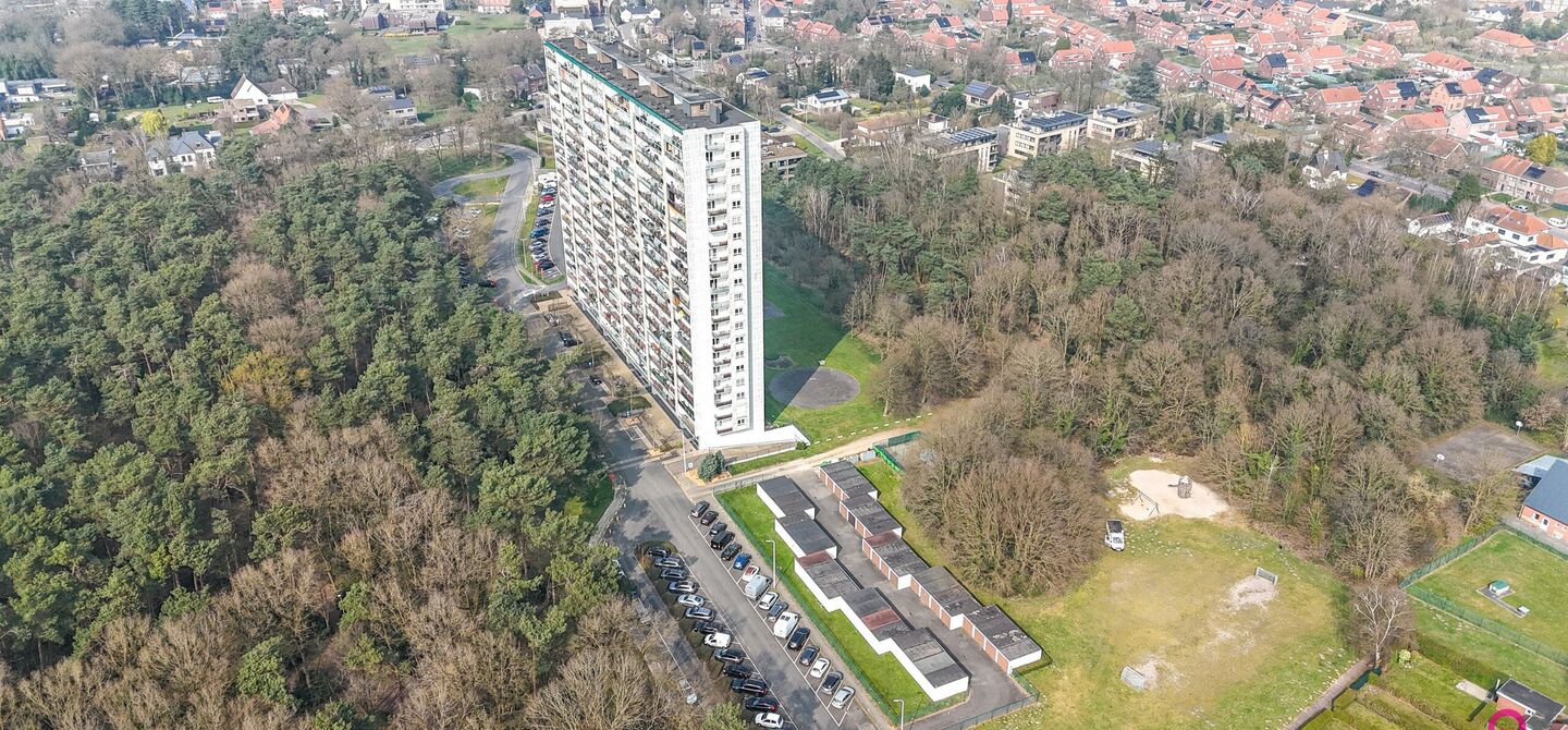 Ben jij op zoek naar een instapklaar appartement met 3 slaapkamers, een ruim terras en een prachtig uitzicht? Lees dan zeker verder.

Op de Zonneweeldelaan te Genk vinden we dit knappe appartement terug op de14de verdieping.
Het gaat hier werkelijkheid om