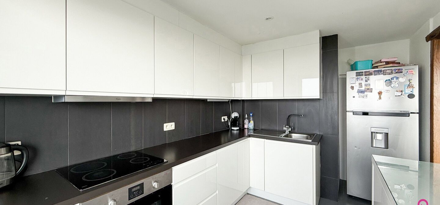 Ben jij op zoek naar een instapklaar appartement met 3 slaapkamers, een ruim terras en een prachtig uitzicht? Lees dan zeker verder.

Op de Zonneweeldelaan te Genk vinden we dit knappe appartement terug op de14de verdieping.
Het gaat hier werkelijkheid om
